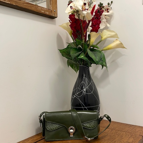 Green vegan leather shoulder purse unique hardware - Picture 2 of 16